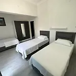 Hadrian\'S Gate Family Hostel